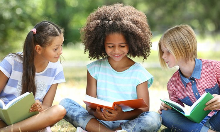 لماذا يكبر بعض الناس وهم يكتسبون متعة كبيرة من القراءة، بينما لا يحظى الآخرون بذلك؟ تنشئة أطفال قرّاء