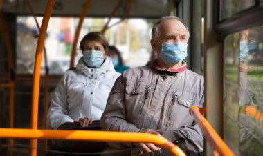 هل يجب علينا ارتداء الكمامة في الطائرة والحافلة او في القطار او حينما لا يكون هناك امر رسمي بذلك؟ 4 أسباب سوف تساعدك على اختيار القرار