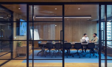 من يضع الخطة؟ قراءة نقدية في صناعة الاستشارات الإدارية